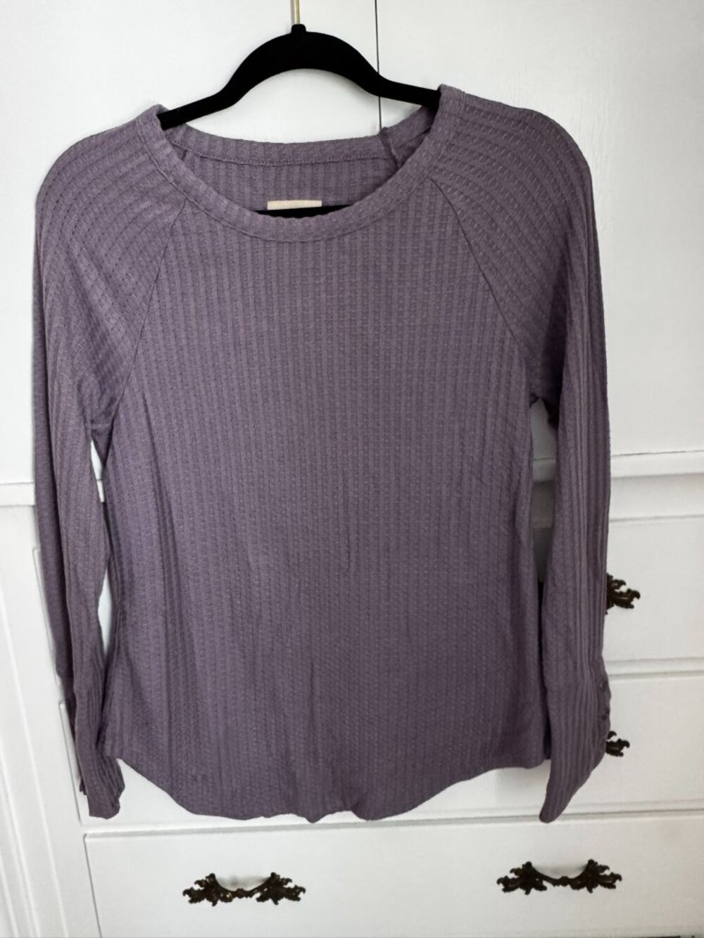 Fitted lavender knit sweater with buttoned sleeves - Small